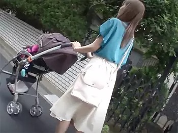 ベビーカーをおす人妻をいきなりレイプ!産後処女をチンポで貫くw
